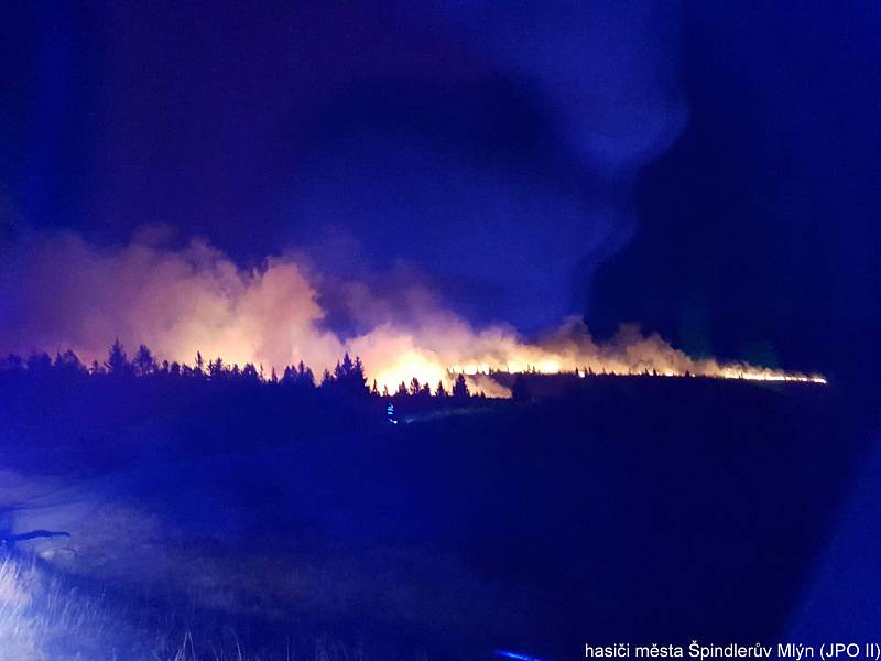 Požár u Labské boudy byl viditelný z několikakilometrové vzdálenosti, dokonce i meteorologické radary ho zaznamenaly.