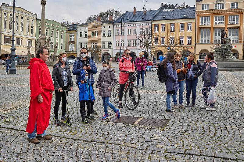 Trutnovský drak byl v sobotu vyzdvižen na věž Staré radnice na Krakonošově náměstí.