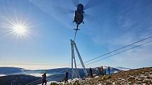 Vrtulník odstranil z lanovky na Sněžku jednu z podpěr ze vrcholové části. Další se rozebrala a zvýšila téměř o tři metry.