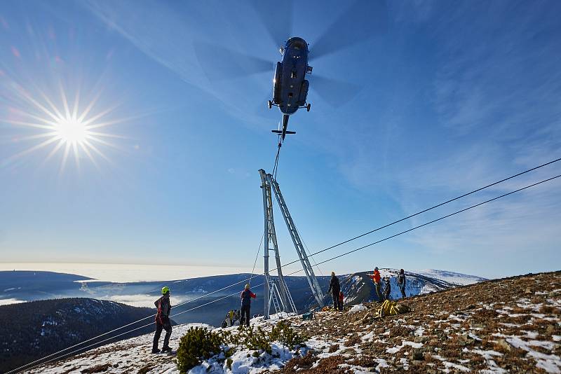 Vrtulník odstranil z lanovky na Sněžku jednu z podpěr ze vrcholové části. Další se rozebrala a zvýšila téměř o tři metry.