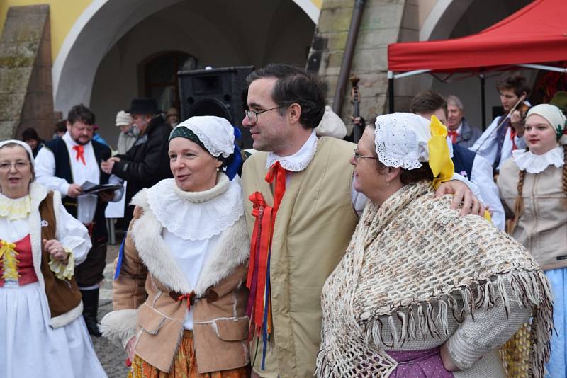 Přehlídkou zajímavých a neobvyklých masek byl masopust v Hostinném. 