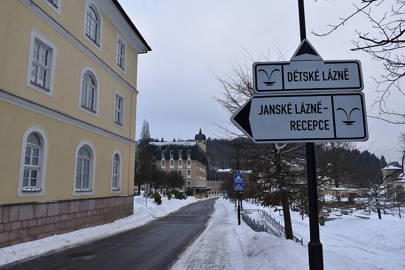 Vjezd do lázeňské zóny v centru Janských Lázní je zpoplatněn.