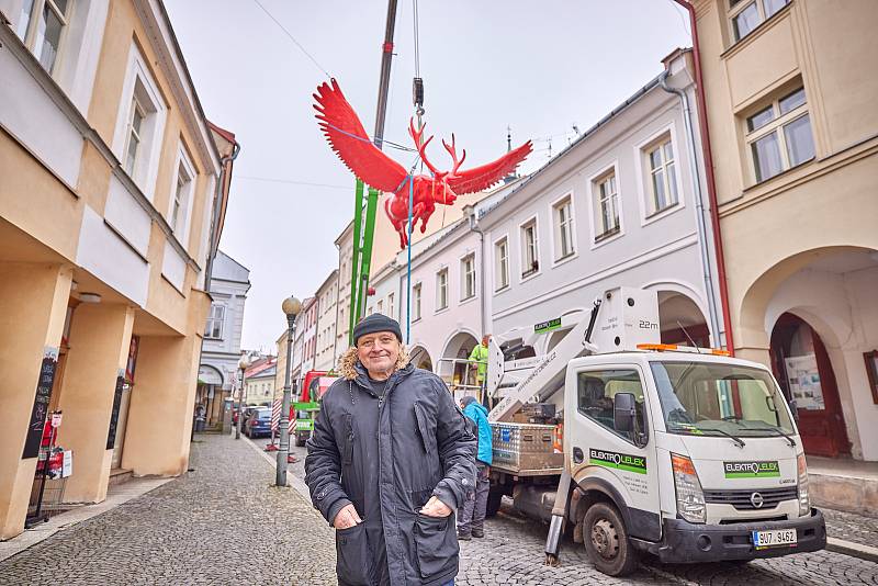 Sochař Michal Gabriel instaloval v pátek v centru Trutnova v Bulharské ulici sochu červeného letícího jelena.