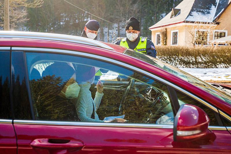 Policisté hlídali o víkendu v Herlíkovicích průjezd na silnici mezi Vrchlabím a Špindlerovým Mlýnem.