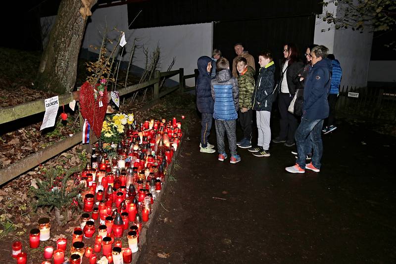 Celou neděli desítky lidí zapalovaly svíčky u chalupy Václava Havla na Hrádečku ve Vlčicích.