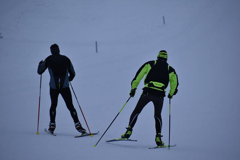 Ve vrchlabském areálu Vejsplachy můžou lidé využívat 4 kilometry osvětlených běžeckých tratí s umělým sněhem.