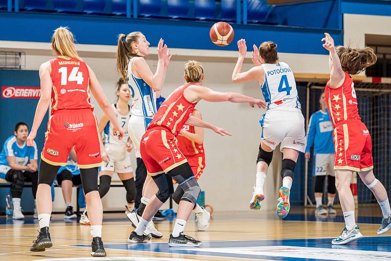 Basketbalistky Trutnova v pohárovém čtvrtfinále padly s pražskou Slavií.