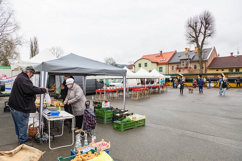 Lidé mohli v sobotu konečně vyrazit na farmářské trhy v Poříčí.