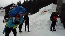 Od dolní stanice lanové dráhy v Peci pod Sněžkou startoval závod horských nosičů Sněžka Sherpa Cup.