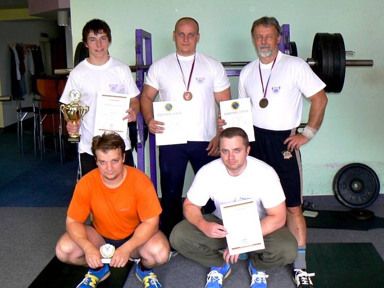 SK POWERLIFTING TRUTNOV – horní řada zleva: Tomáš Kalenský, Pavel Hurdálek, Libor Hurdálek; dolní řada zleva: Martin Hurdálek Bohuslav Šimek