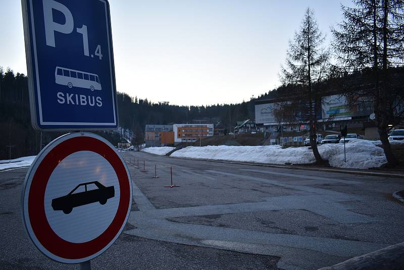 Zeje prázdnotou. Parkoviště u lanovky na Černou horu je opuštěné. V klasické zimní sezoně bylo obvykle napěchované auty.