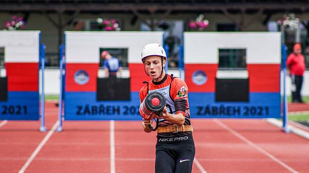 Dominik Nohejl, člen SDH Choustníkovo Hradiště, při mistrovství ČR v Zábřehu na Moravě, kde získal zlato mezi dorostenci v dvojboji.