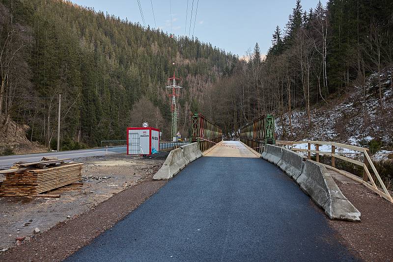 Královéhradecký kraj bourá tři mosty v Temném Dole ve východních Krkonoších na silnici mezi Horním Maršovem a Pecí pod Sněžkou, postaví místo nich nové.