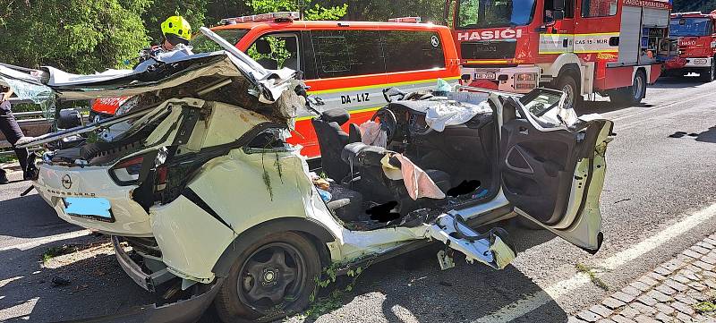 Na silnici mezi Temným Dolem a Malou Úpou spadl strom na projíždějící auto, zabil dvě ženy a jednoho chlapce.