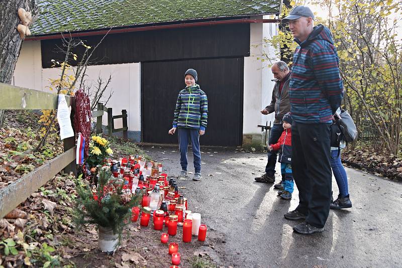 Celou neděli desítky lidí zapalovaly svíčky u chalupy Václava Havla na Hrádečku ve Vlčicích.