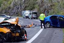 Tragická nehoda u Špindlerova Mlýna: čelní střet nepřežil jeden z řidičů.