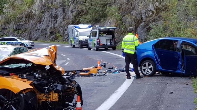 Tragická nehoda u Špindlerova Mlýna: čelní střet nepřežil jeden z řidičů.