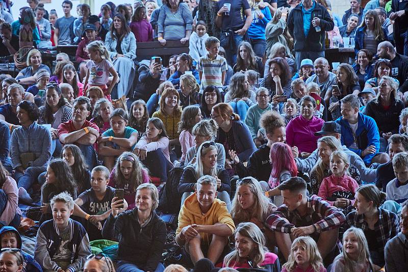 Koncert písničkáře Pokáče zahájil Kulturní léto na Štěrbově vile na Přehradě Les Království.