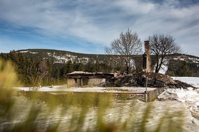 Požárem zničená hájenka v krkonošské Velké Úpě nedaleko Janových bud.