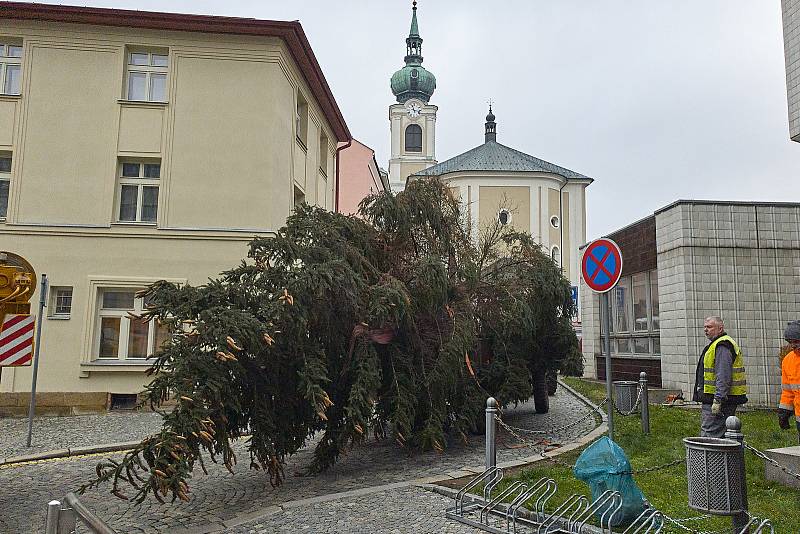 Instalování vánočního stromu na Slovanském náměstí u městského úřadu v Trutnově.