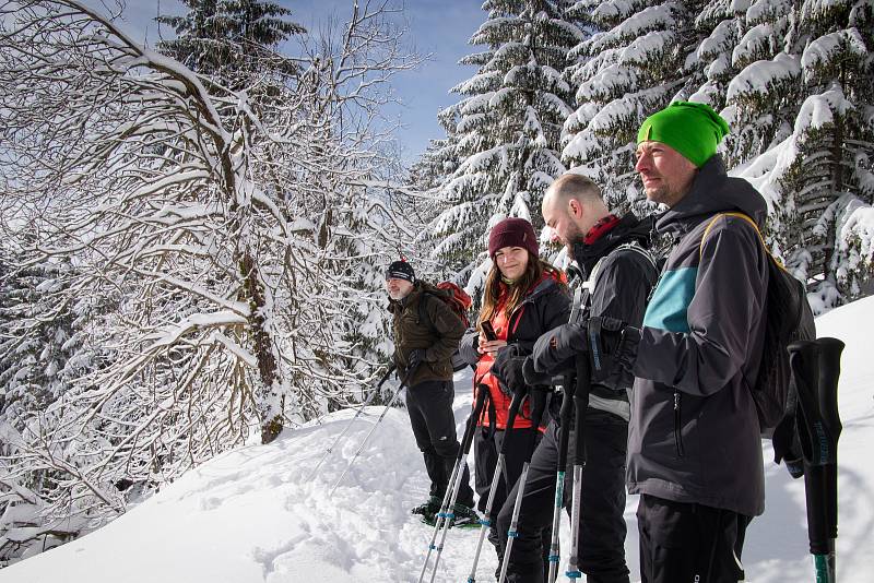 Správa Krkonošského národního parku organizovala pro zájemce desetikilometrový výlet na sněžnicích. Dozvěděli se při něm také o lavinách.