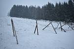 Hlavní sjezdovku v lyžařském areálu v Radvanicích přepůlil nový majitel pozemků plotem.