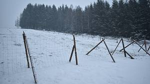 Hlavní sjezdovku v lyžařském areálu v Radvanicích přepůlil nový majitel pozemků plotem.