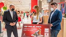 Trutnovská prodejna obchodního řetězce Kaufland přivítala ve středu 14. července první zákazníky při otevření po rekonstrukci.