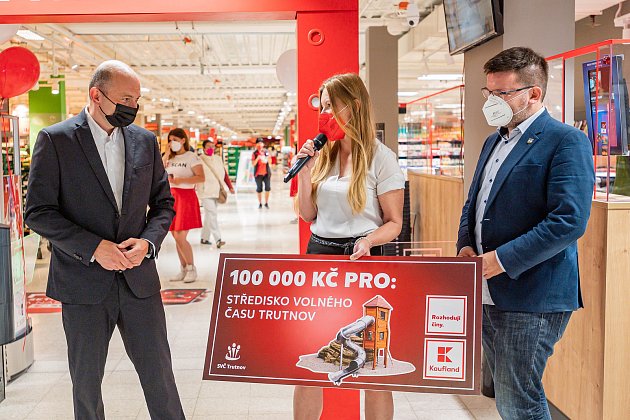 Trutnovská prodejna obchodního řetězce Kaufland přivítala ve středu 14. července první zákazníky při otevření po rekonstrukci.