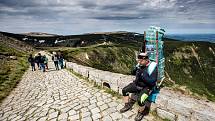 Závod horských nosičů Sněžka Sherpa Cup 2019 z Pece pod Sněžkou na vrchol nejvyšší české hory.