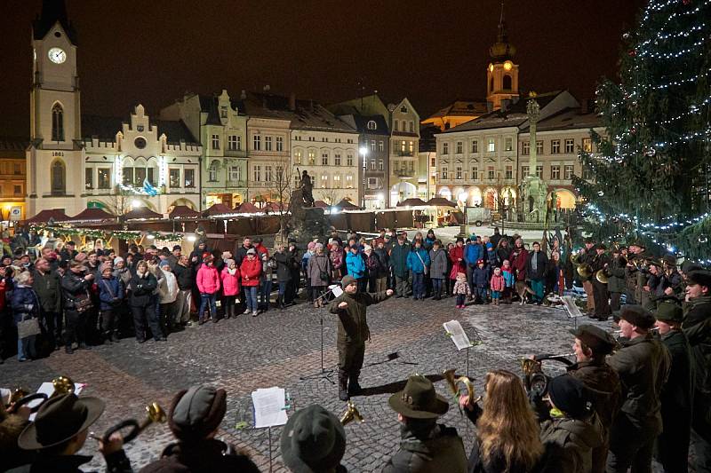 Vystoupení lesnických trubačů na trutnovském náměstí.