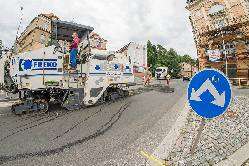 Oprava silnice u kruhového objezdu u kina v Trutnově.