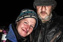 Noc venku 2018 ve Dvoře Králové nad Labem. Lidé si vyzkoušeli jaké je přespávat venku a to i v zimně jen s kartony. Portrét dvou bezdomovců.
