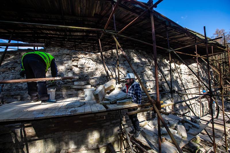 Oprava zříceniny hradu Vízmburk u Havlovic.