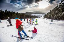 První lyžování nabídl zájemcům o víkendu Ski areál Malá Úpa na sjezdovce Pomezky.