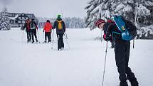Správa Krkonošského národního parku organizovala pro zájemce desetikilometrový výlet na sněžnicích. Dozvěděli se při něm také o lavinách.