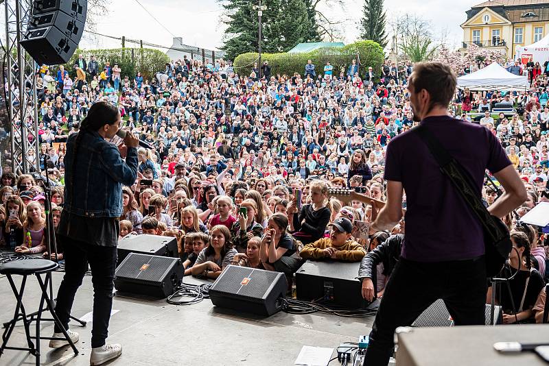 Hvězdy televizního seriálu ZOO zahájily letní sezonu v Safari Parku Dvůr Králové, Eva Burešová měla koncert.