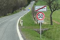 Nové dopravní značení u Výšinky varuje řidiče před výskytem krav a omezuje rychlost na 50 km/h od 20 do 6 hodin.