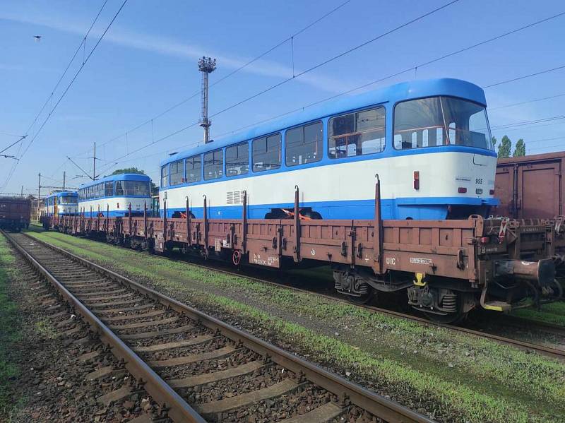 Spolek Přítel Krkonošského metra zakoupil čtyři vysloužilé tramvaje od Dopravního podniku Ostrava a v červenci je převezl na vlakové nádraží do Rokytnice nad Jizerou, kde nyní stojí.