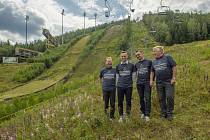 Sbírka na záchranu skokanských můstků - bývalí skokani na lyžích (zleva) Pavel Ploc, Jakub Janda, Polák Adam Malysz a Dalibor Motejlek v Harrachově u místních skokanských můstků (v pozadí)