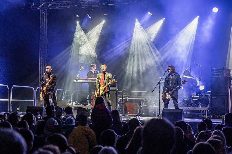 Koncert kapely Chinaski v Trutnově na Bojišti.