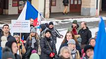 Demonstrace odpůrců protipandemických opatření v Trutnově na Krakonošově náměstí v neděli 23. ledna.