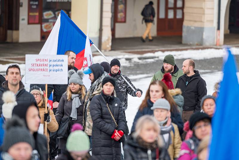 Demonstrace odpůrců protipandemických opatření v Trutnově na Krakonošově náměstí v neděli 23. ledna.