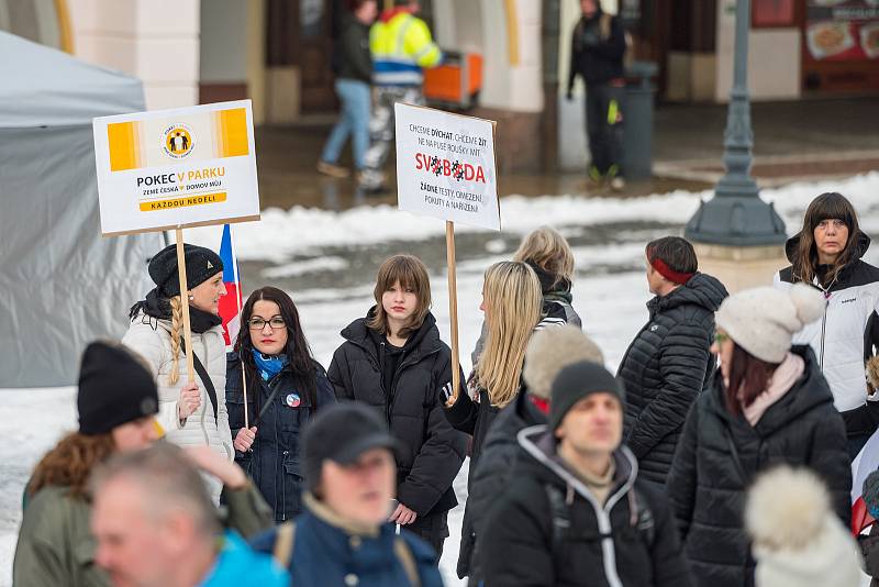 Demonstrace odpůrců protipandemických opatření v Trutnově na Krakonošově náměstí v neděli 23. ledna.