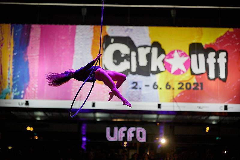 Thula Moon Martin, akrobatka z Havaje, při vystoupení na festivalu Cirk-UFF v Trutnově.