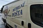 Do patnácti obcí na uzavřeném Trutnovsku začala jezdit tento týden Mobilní pošta. Ve čtvrtek se objevila ve Voletinách.