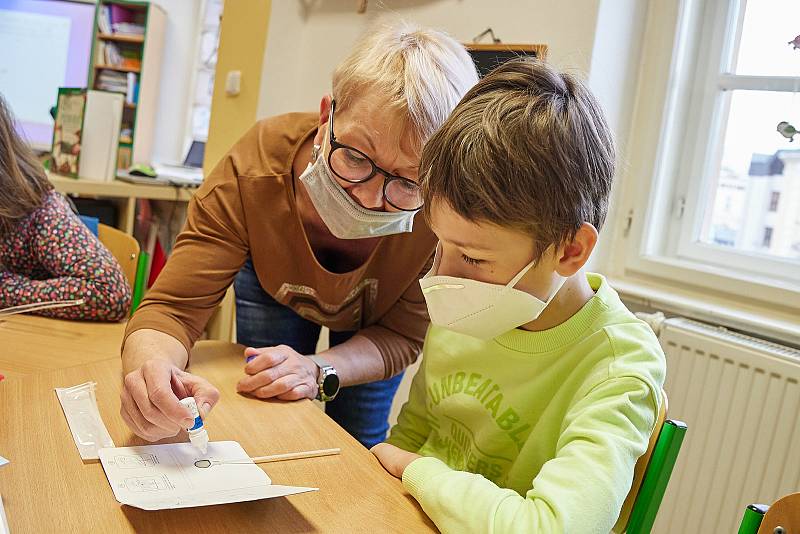 V pondělí 12. dubna se vrátili do školy také žáci 3. A ZŠ kpt. Jaroše v Trutnově. Před zahájením výuky absolvovali povinné testy na covid-19.