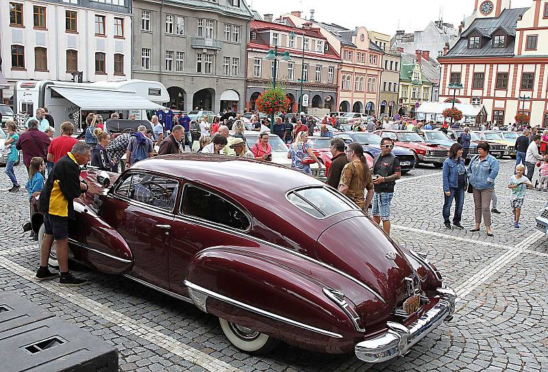 Sraz amerických vozidel a motocyklů ve Vrchlabí.