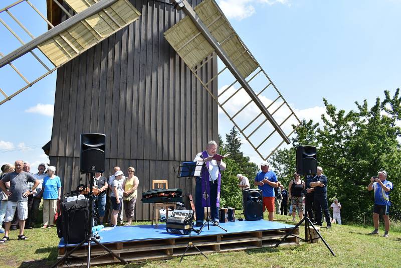 V sobotu se za veliké účasti veřejnosti konalo v Borovnici slavnostní ukončení stavby větrného mlýna.