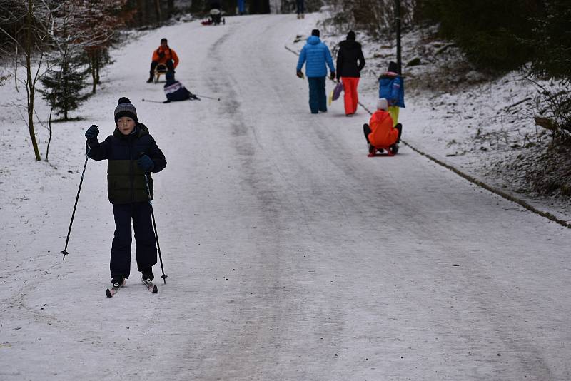 V lyžařském areálu Svatý Petr se pohybovalo jen několik desítek rodin s dětmi, které tam sáňkovaly nebo bobovaly.